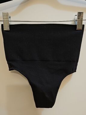 3112. NWOT SKIMS Core Control Thong - Black